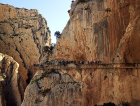 直升机救援队发现克莱德海滨山丘徒步旅行迷路游客。