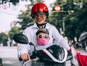 一名妇女和一名十几岁的男孩在罗克汉普顿附近的布鲁斯高速公路上发生的多车相撞事故中丧生。