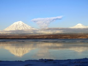 火山爆发后，往返巴厘岛的航班被取消，因为火山喷发形成了浓厚的灰云。