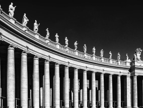 梵蒂冈与微软合作创建了人工智能生成的圣彼得大教堂（St. Peter’s Basilica），允许人们进行虚拟参观，记录损害情况。