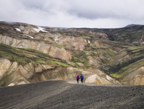 冰岛火山爆发迫使蓝湖度假胜地关闭，熔岩墙切断了道路。