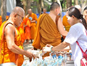 泰国举行了一个罕见的仪式，庆祝国王陛下吉祥的72岁生日。