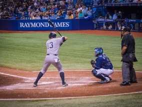 康纳·加兰德（Conor Garland）打进2球，包括加时赛制胜球，导致加拿大人（Canucks）在4-3的比赛中取得胜利，并最终反败为胜。