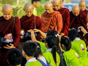 据当局称，佛罗里达州一名65岁的 golf 选手遭到暴力袭击致死，袭击者用高尔夫球杆击打受害者致其死亡，这是一起随机暴力事件佛罗里达州的一名65岁高尔夫球手遭到暴力袭击致死，据称袭击者使用自己的高尔夫球杆对受害者进行了攻击。当地警方表示，这是一起随机暴力事件。