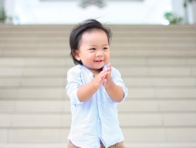 林志玲庆祝五十岁生日，首次公开儿子的正面照片