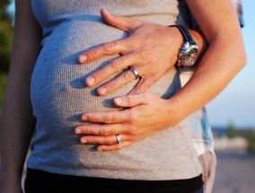 网红彩虹夫妇五年四胎产女宣布封肚，家庭与事业之间的选择与坚持