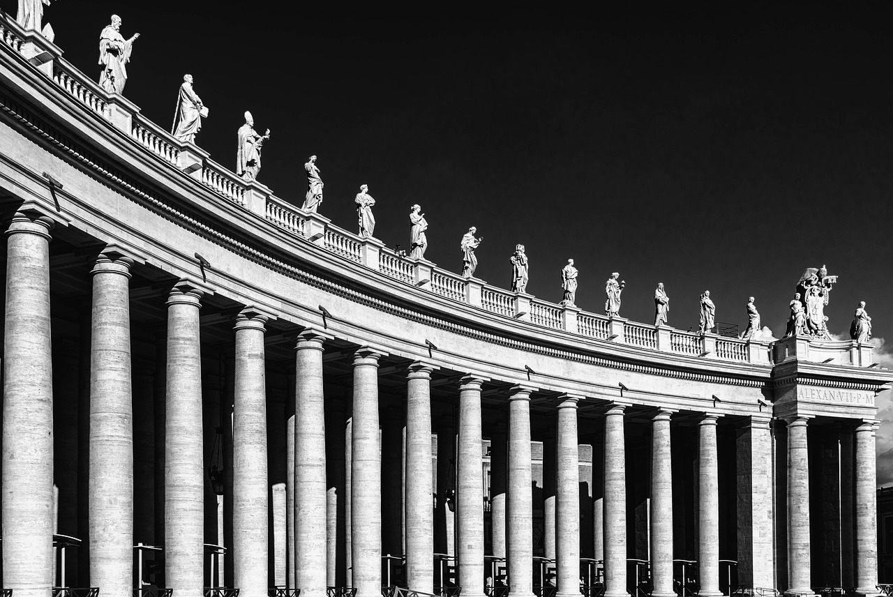 梵蒂冈与微软合作创建了人工智能生成的圣彼得大教堂（St. Peter’s Basilica），允许人们进行虚拟参观，记录损害情况。  第1张