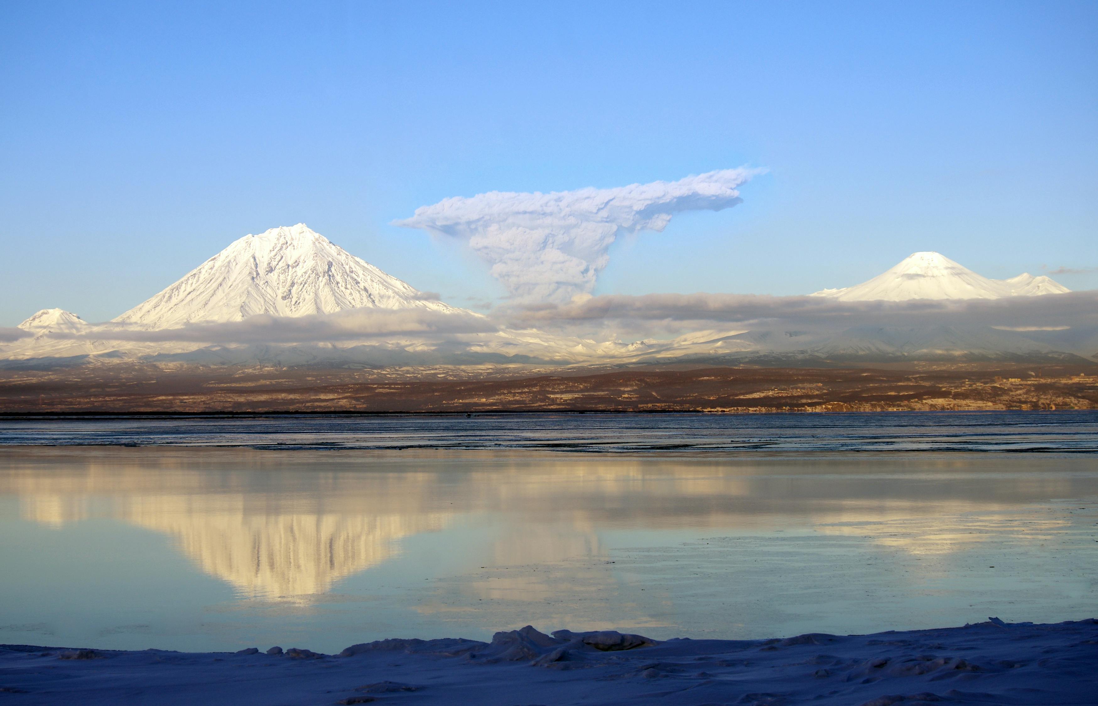 火山爆发后，往返巴厘岛的航班被取消，因为火山喷发形成了浓厚的灰云。  第1张