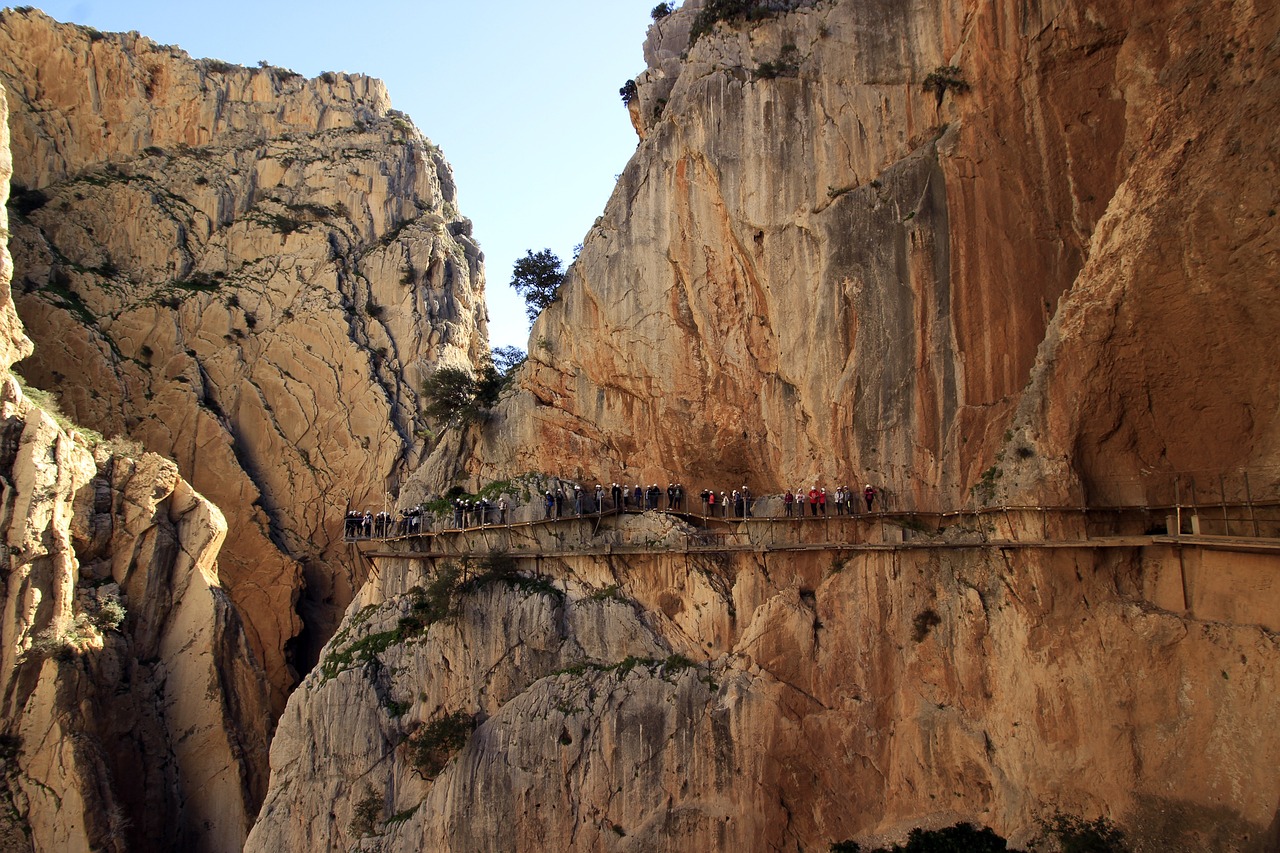 直升机救援队发现克莱德海滨山丘徒步旅行迷路游客。  第1张